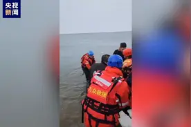 辽宁大连夏家河子海滨浴场浮冰断裂，12名被困冰面人员全部获救图片