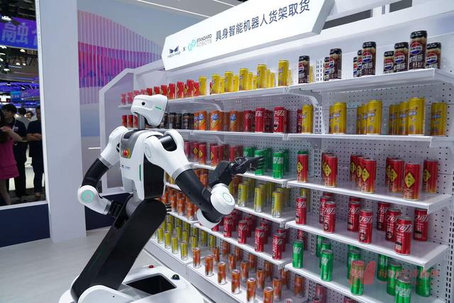 直击WAIC2025 | 首日探馆：大模型丰产下的共舞时代 具身智能与AI终端齐飞