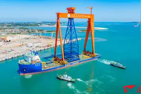 全国整机发运“最高大”龙门吊从平潭发往台湾图片