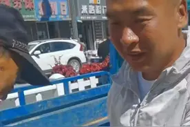 吉林三轮车大爷刮坏奥迪，车主：赔我1块钱图片