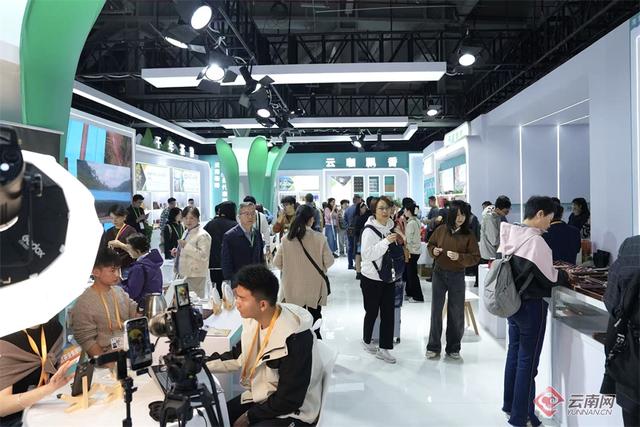 【高清组图】周末人气爆棚！“云品”进博会圈粉八方来客