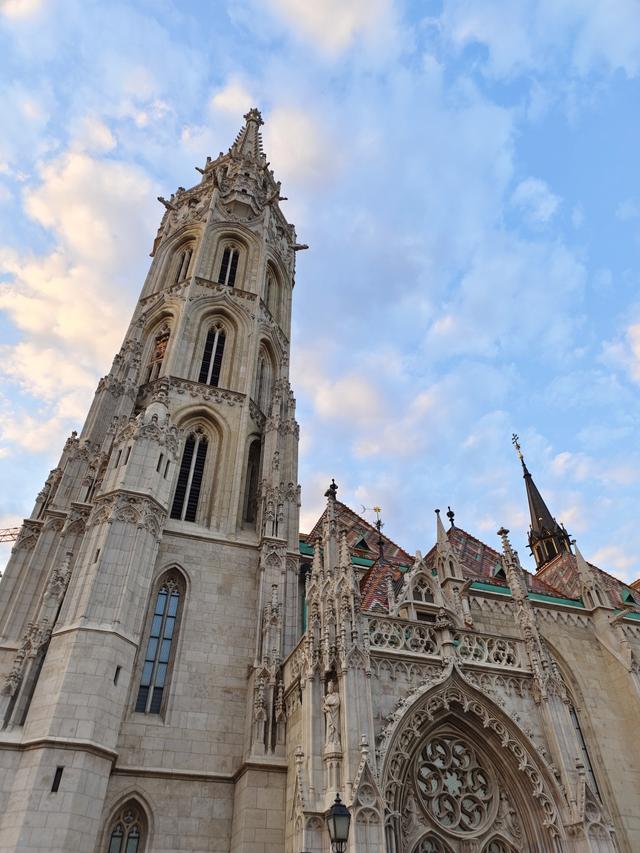 多瑙河畔，在布达静听城市的岁月回声