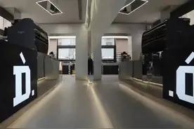 王鹤棣潮牌店开业排长龙，五天售罄过半，明星潮牌能赚钱吗？图片
