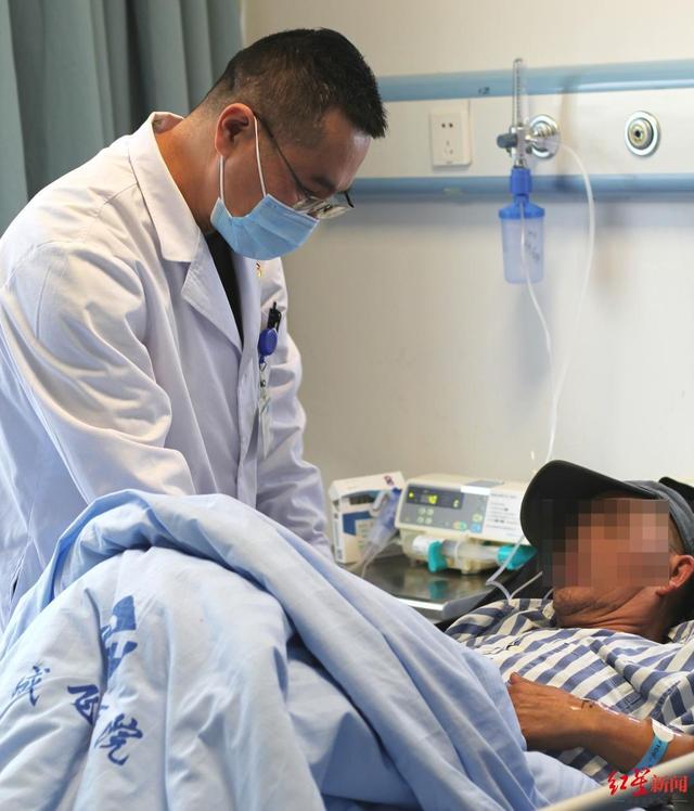 大爷酒后打赌吞下打火机取出时已泡黑