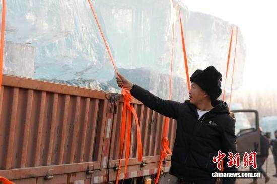 “厚棉被”揭开，哈尔滨冰雪大世界20万立方米存冰启用