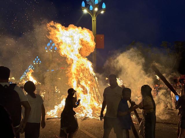 多图直击！凉山火把节西昌狂欢夜：火舞狂欢不夜天，万人执火踏歌行