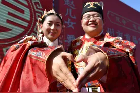 河北沧州举办首届零彩礼集体婚礼图片