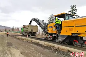 助力亚冬会 亚雪公路加宽3.5米至5米图片