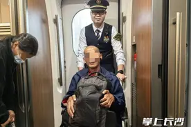 坐着轮椅乘高铁，老人一路倍感温暖图片
