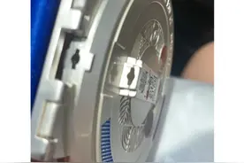 跑友吐槽西安马拉松奖牌钥匙易掉机关易坏，赞助商：可通过官方小程序联系更换图片