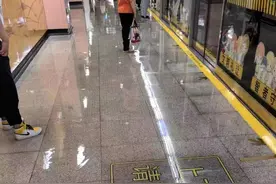 上海地铁12号线天潼路站因漏水站台积水，往七莘路列车临时跳停图片