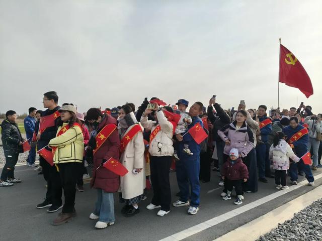 1500米的天地之约——神舟二十一号转运现场侧记