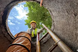 高温下的坚守：电信管道井下作业实录图片