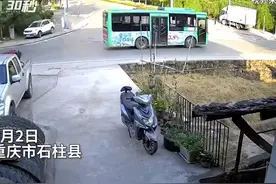 30秒｜重庆石柱一女子骑车失控冲出道路 医院：女子额头挫伤，无生命危险图片