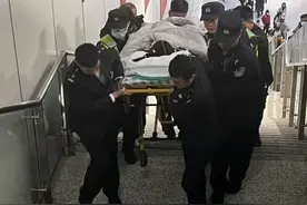 一昏迷女孩需紧急转运至武汉治疗，在虎门高铁站这群人合力抬了108个台阶图片