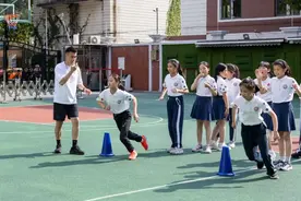 “稍息立正敬礼！”小学来了“兵教师”图片