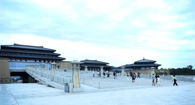 “我们处在同一片星空下” | 中外诗人参观陕西历史博物馆秦汉馆