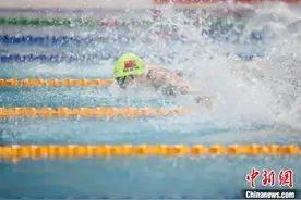 全国春季游泳锦标赛开赛 孙佳俊男子100米蝶泳摘金图片