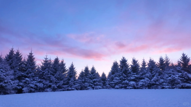雪岭暮色，一场粉蓝交织的天际幻梦