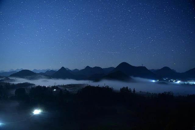 曲靖罗平棠梨凹村：云海漫苗寨，星河落人间
