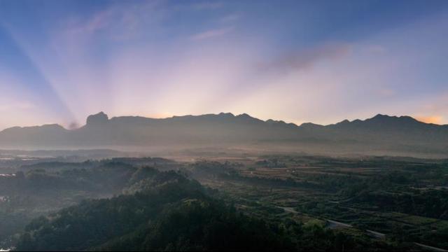 熟悉的风景里藏着最陌生的奇观，只待一次全新的回眸！江郎山景区惊现世上罕见自然大佛