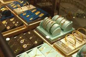 根本挡不住，金价冲上天，去年三金、五金买对了；金矿笑眯眯，金店苦哈哈图片