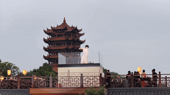 武汉人太会了！烧烤店抬头就是黄鹤楼