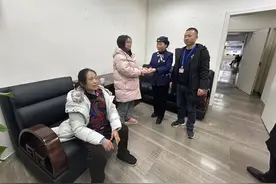 患者不慎丢失5000多元现金 医院电梯引导员拾金不昧归还“救命钱”图片