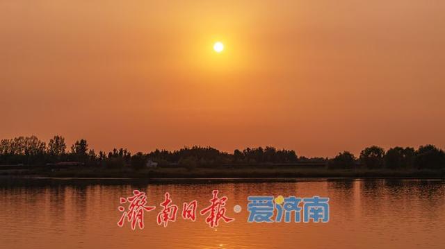 一年四季 泉在济南丨济南龙湖湿地公园：傍晚落日绘就诗意长卷