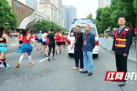 你奔跑 我护航 长沙市卫健委圆满完成2024长沙国际马拉松赛医疗保障任务图片