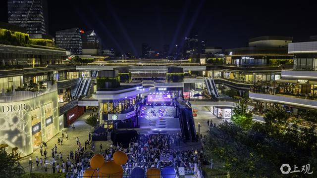 场面｜音乐、展览与迪士尼同场共振，申城商圈开启“不眠模式”