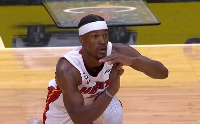 奥特曼对发大招！美媒恶搞巴特勒与霍福德在训练时的情景