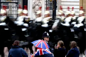 英国举行活动纪念二战胜利80周年图片