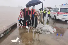 “普拉桑”越来越近，台州玉环海事处紧急救助一名突发疾病船员图片