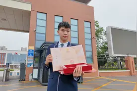 济宁首封国防科技大学录取通知书送达图片