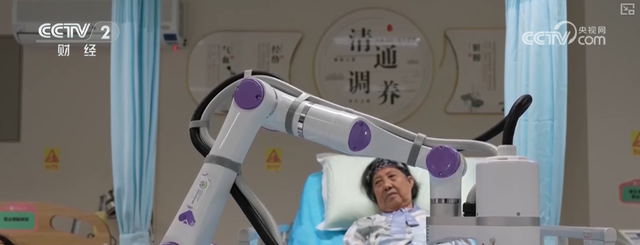 洗头、艾灸、巡逻……机器人来“敲门”！ 养老机器人成养老产业智慧化转型关键力量