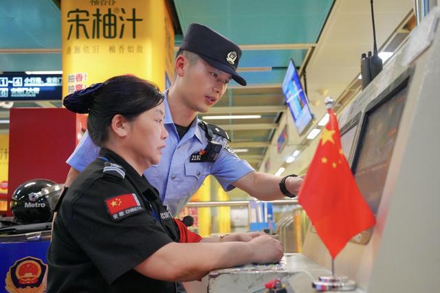 “一点一策”优化交通、景区秩序井然……国庆假期首日南京警方全力守护