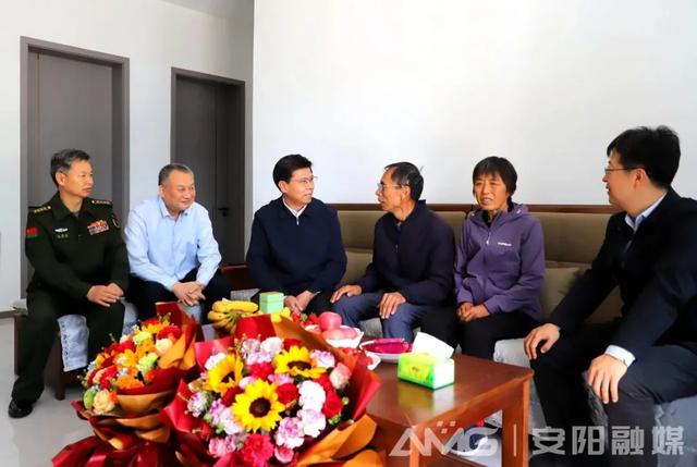 受河南省委书记、省长委托，洛阳市委书记市长、安阳市委书记市长看望慰问航天员父母