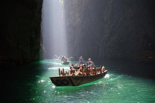 鹤峰屏山：“船浮空中”醉游人