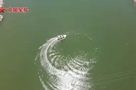 帅气出动！30秒看武警冲锋舟操作手超燃练兵图片