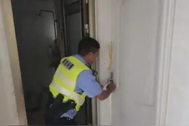 男童被独自锁在屋内，“教科书式”报警成功自救！图片