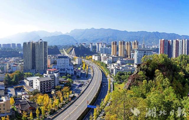 恩施市：城市初冬景色美