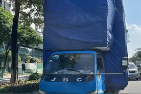 货物高出车身一倍！货车“摇摇晃晃”经过执勤点被查获图片