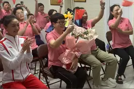 看着张雅怡随队拿下花游奥运金牌，教练沈映沙哭成了泪人……图片
