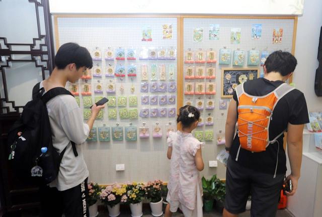 江苏苏州：文创产品为游客带来新潮的文化消费体验