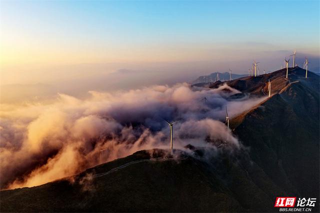 秋游时刻丨桂林摩天岭：风车旋开黎明，云海吟唱山河