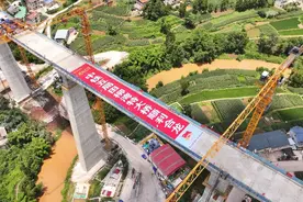 最高达79米 成渝中线高铁最高桥顺利合龙图片