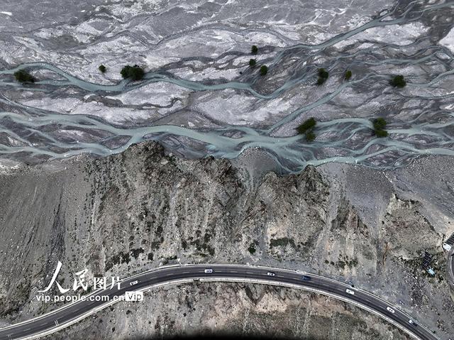 新疆：独库公路景色壮美
