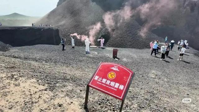 68岁保洁员因劝阻游客不要乱扔烟雾棒被打，警方通报：陈某某、魏某、魏某某被行拘、罚款