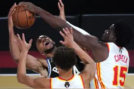 （体育）篮球——NBA杯赛：雄鹿胜老鹰图片